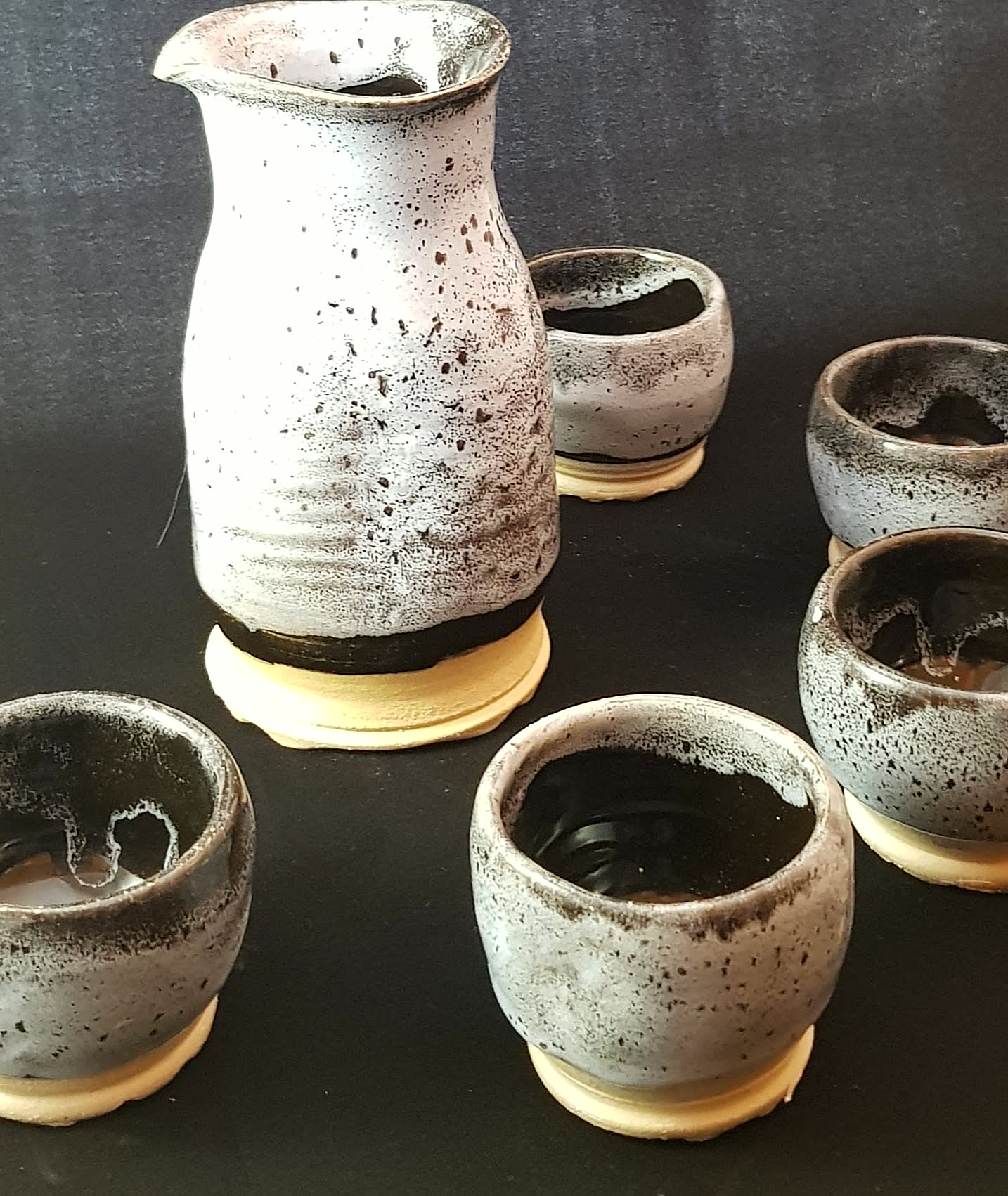Gespikkelde vazen en kopjes